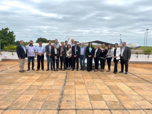 Reunión estratégica en el Aeropuerto Internacional Guaraní para fortalecer la conectividad aérea en Alto Paraná.
