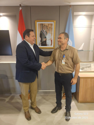 El presidente de la DINAC, Nelson Mendoza, felicita al Director de Meteorología e Hidrología