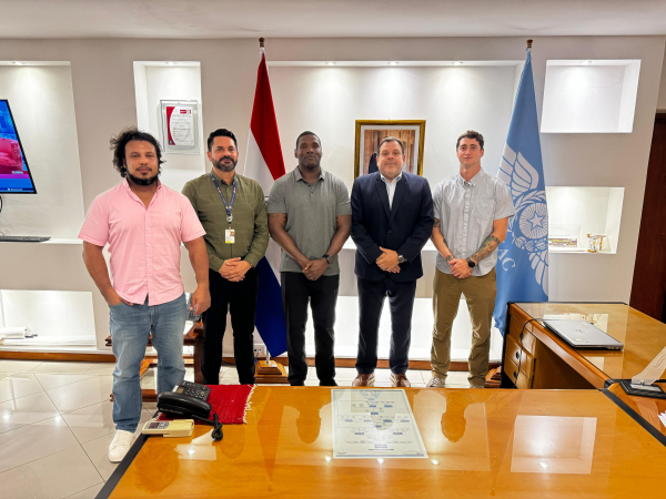 Reunión en el Aeropuerto Internacional Silvio Pettirossi con el Sr. Johnny Guevara del Departamento de Defensa de Estados Unidos y comitiva.